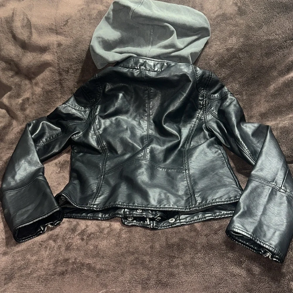 WE THE FREE: FREE PEOPLE BLACK VEGAN LEATHER JACKET WITH HOOD. Women’s Medium. - Picture 6 of 9